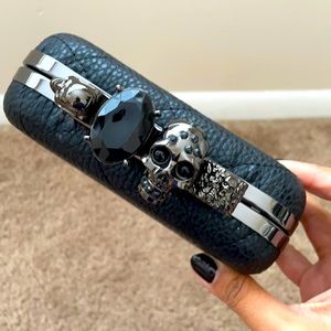 Knuckle duster skull clutch